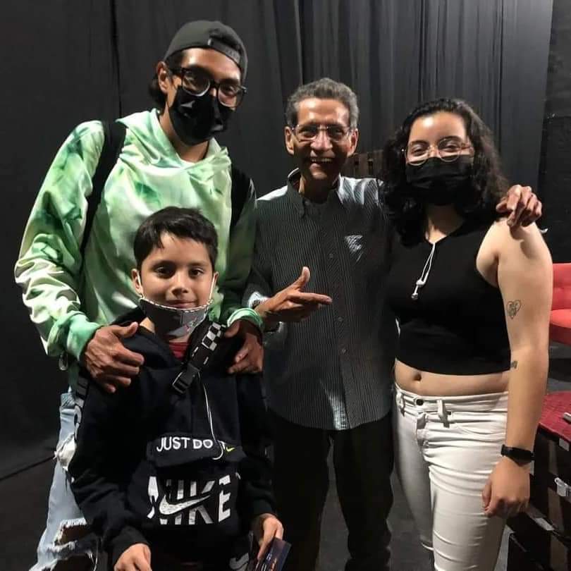 CAEMProd's tweet photo. Los niños y los niñotes que asistieron al estreno de #NosotrosQueNosQuisimosTanto se llevaron, además del gusto de ver al maestro @conde_jesse en escena, la foto, un póster y el autógrafo de esta leyenda del doblaje. Muchas gracias a todos, este viernes tenemos función 🙏🏽❤️📷🎭 https://t.co/rlSljK1hs8