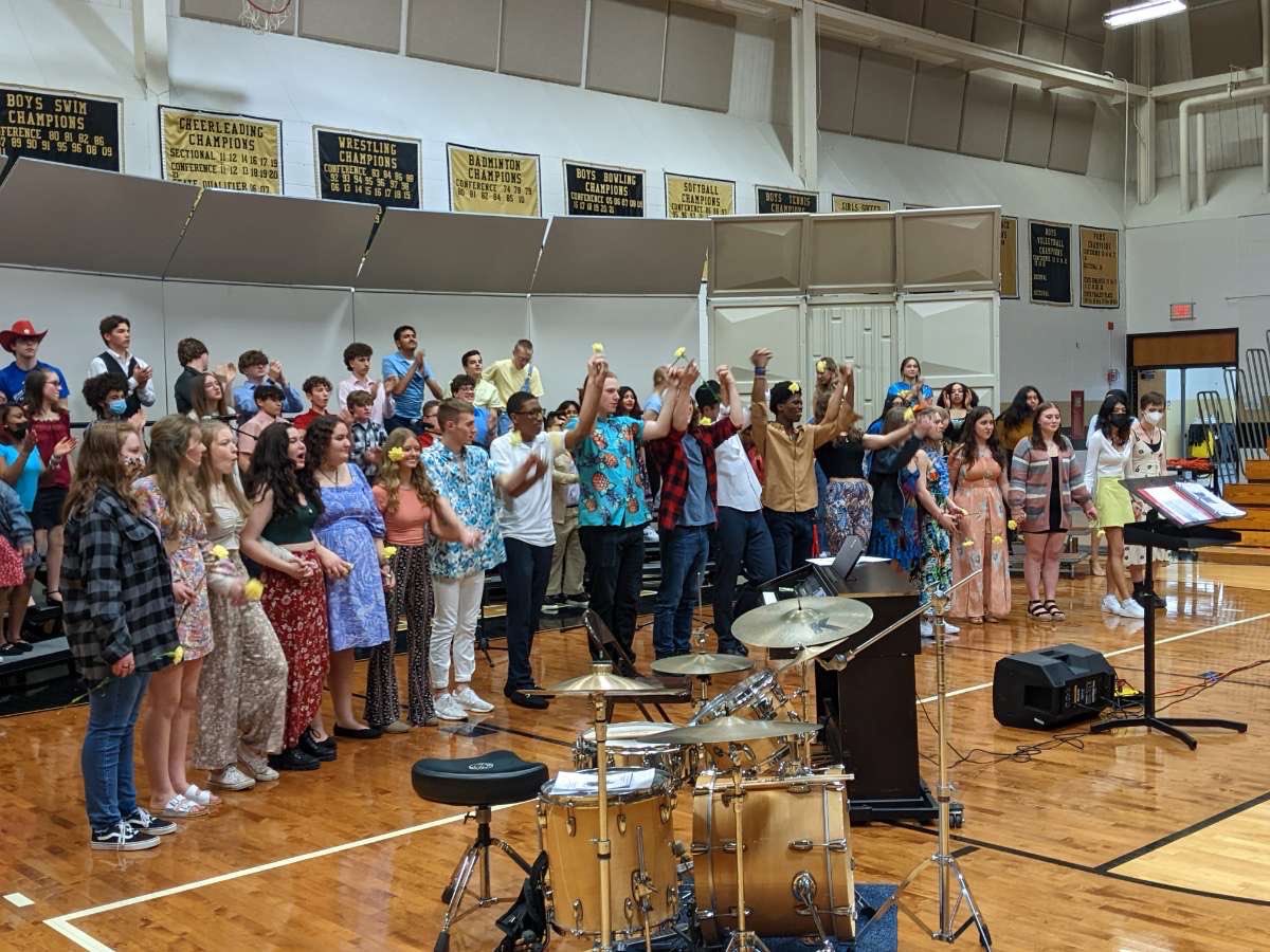 ExperienceOFHS's tweet photo. The coolest moment in the last choral concert is when seniors take the #finalbow for their h.s. musical career. These students have been dedicated to the #OFfinearts program throughout high school & will be missed, & we wish them well next year! #TheBengalWay #Classof2022 #choir https://t.co/9SaGpXKg0B