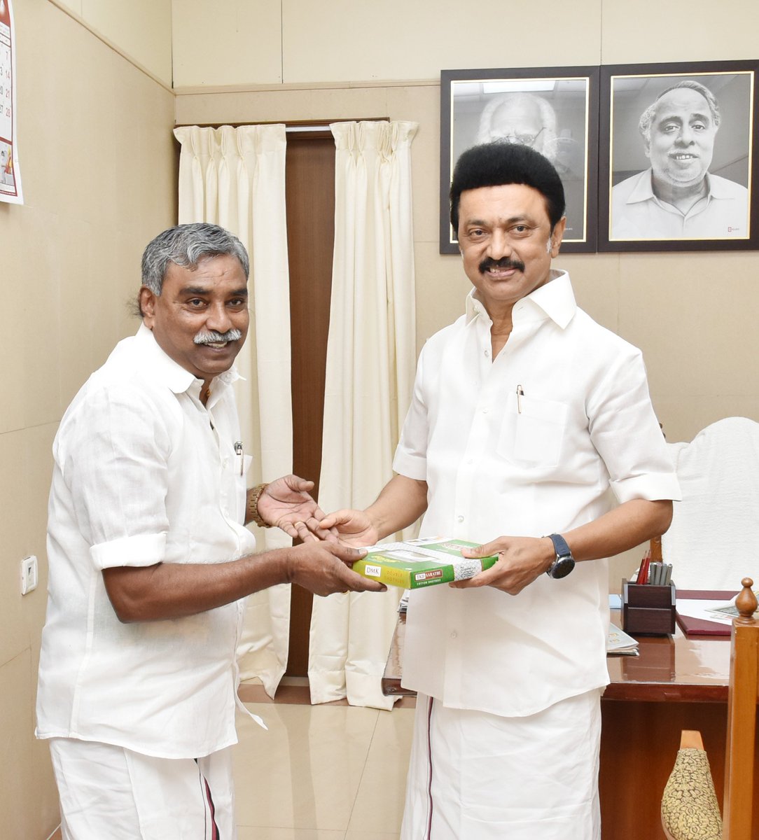 kalaivanandmk's tweet photo. மண்ணின் மைந்தர் மாண்புமிகு @mkstalin @CMOTamilnadu தரணி போற்றும் தமிழ்நாடு முதலமைச்சர் அண்ணன் அவர்களை சந்தித்த மகிழ்ச்சியான தருணம் @Udhaystalin @arivalayam @DMKTiruvarur @dmk_youthwing https://t.co/BG90HEFd8J