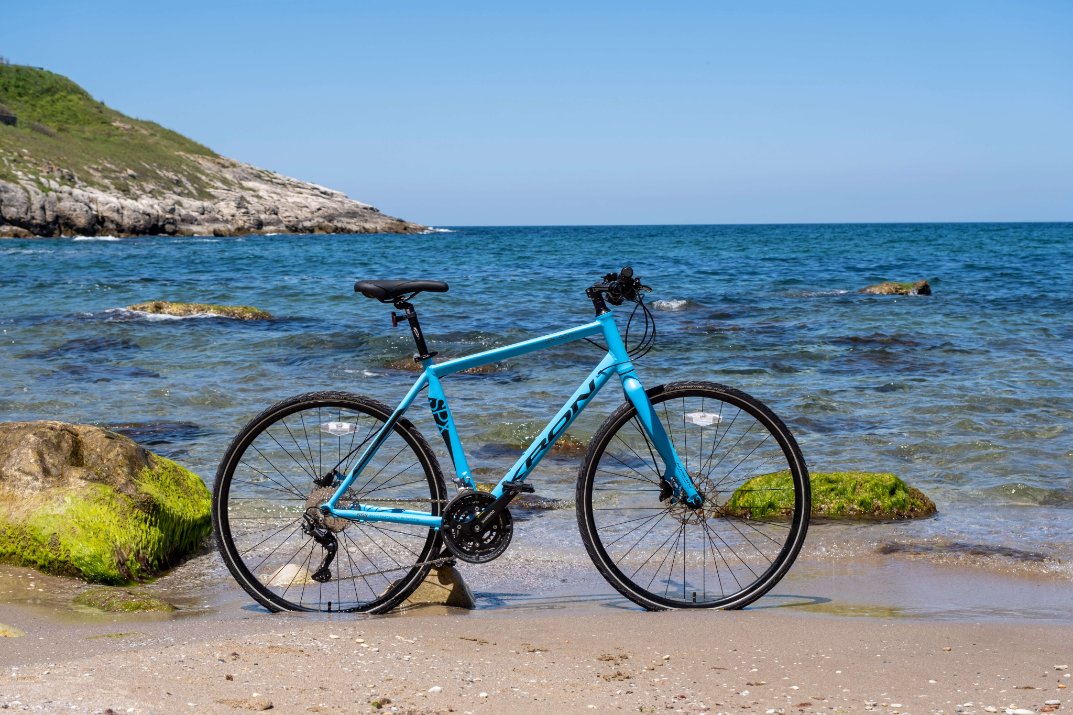 kronbisiklet's tweet photo. Karşınızda beklenen Kron SPX 500 şehir bisikleti. Alüminyum gövde, sabit maşa, düz gidon ve Shimano Deore vitesiyle sürüş amacın ne olursa olsun, yolların hakimi sensin! Yeni yerler keşfetmek için SPX serisi seni bekliyor. #kronbisiklet #zirveyetaşır https://t.co/9l8ck3UH2P