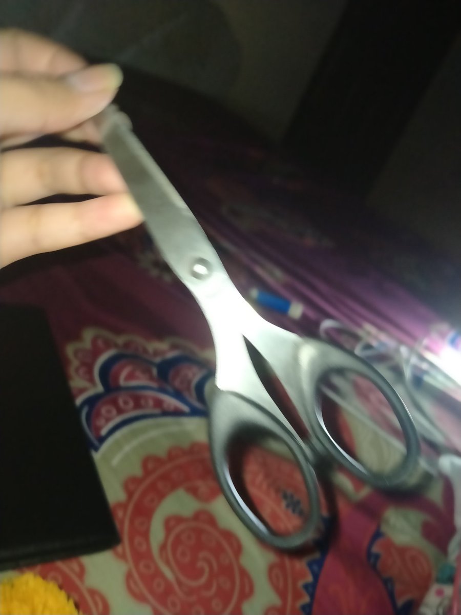 mellocactuss's tweet photo. aku punya gunting baru https://t.co/Jb0QR1GFK0