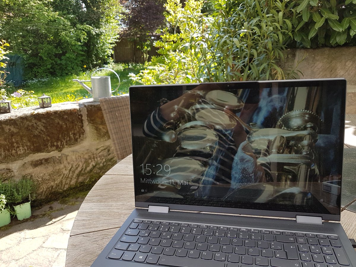 AnjaLWeinberger's tweet photo. #Lieblingsarbeitsplatz... Sommer ist, wenn der Computer draußen steht. 😅
Ich schreibe neuerdings für den #Leiermann auch Artikel über den #Gardasee. Schließlich gibt es auch dort viel zu sehen.
#flöte #flötenliteratur #flötistenalltag #flötenmusik #writerslife #reiseliteratur https://t.co/rPxJ6suQAN