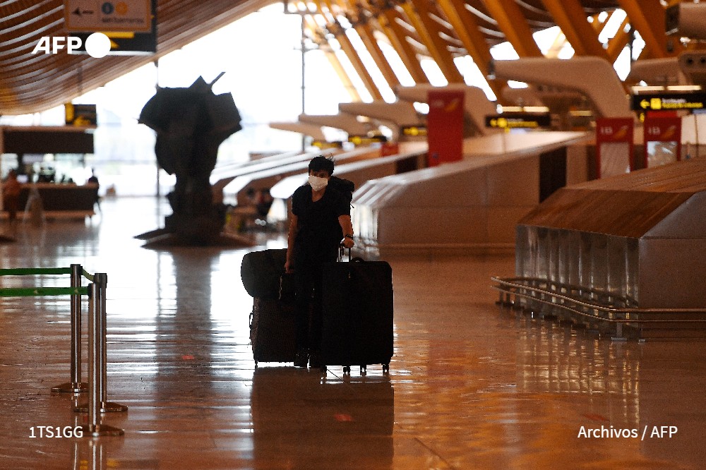 AFPespanol's tweet photo. #ÚLTIMAHORA Fin del uso obligatorio de mascarillas a partir del lunes en aviones y aeropuertos en la UE (oficial) #AFP https://t.co/v9CPfuxm2f