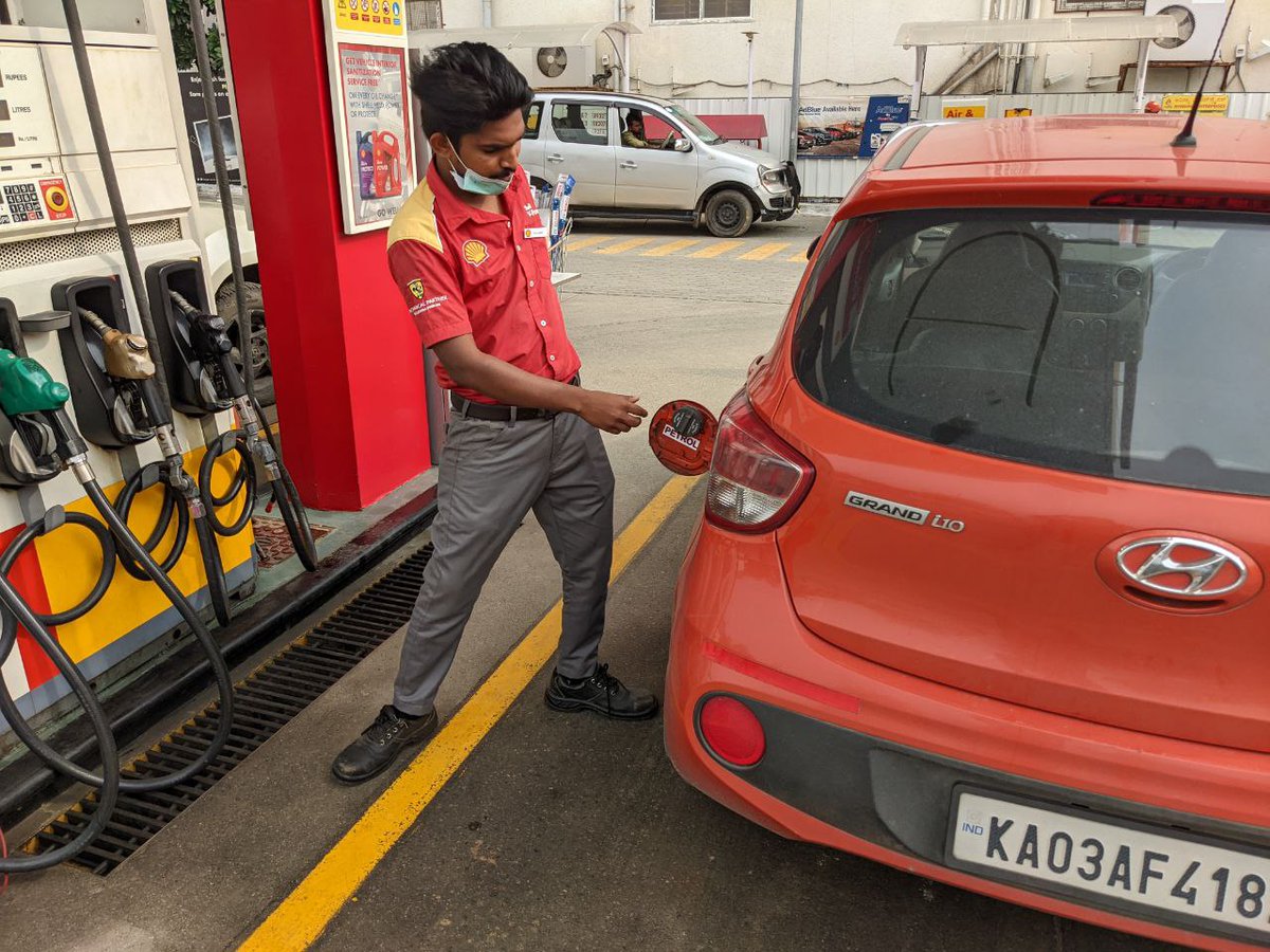 manuabhat's tweet photo. @ZoomCarIndia 

My regd number is 7602887132. I picked up a Hyundai Grand i10 on 10tth May 7 am, and dropped it off at 11th May 10 pm. Zoomcar App did not recognize the car had unlocked and did not register that my trip had started.

I expect a refund of Rs.3200. https://t.co/H3BI0GRhdZ