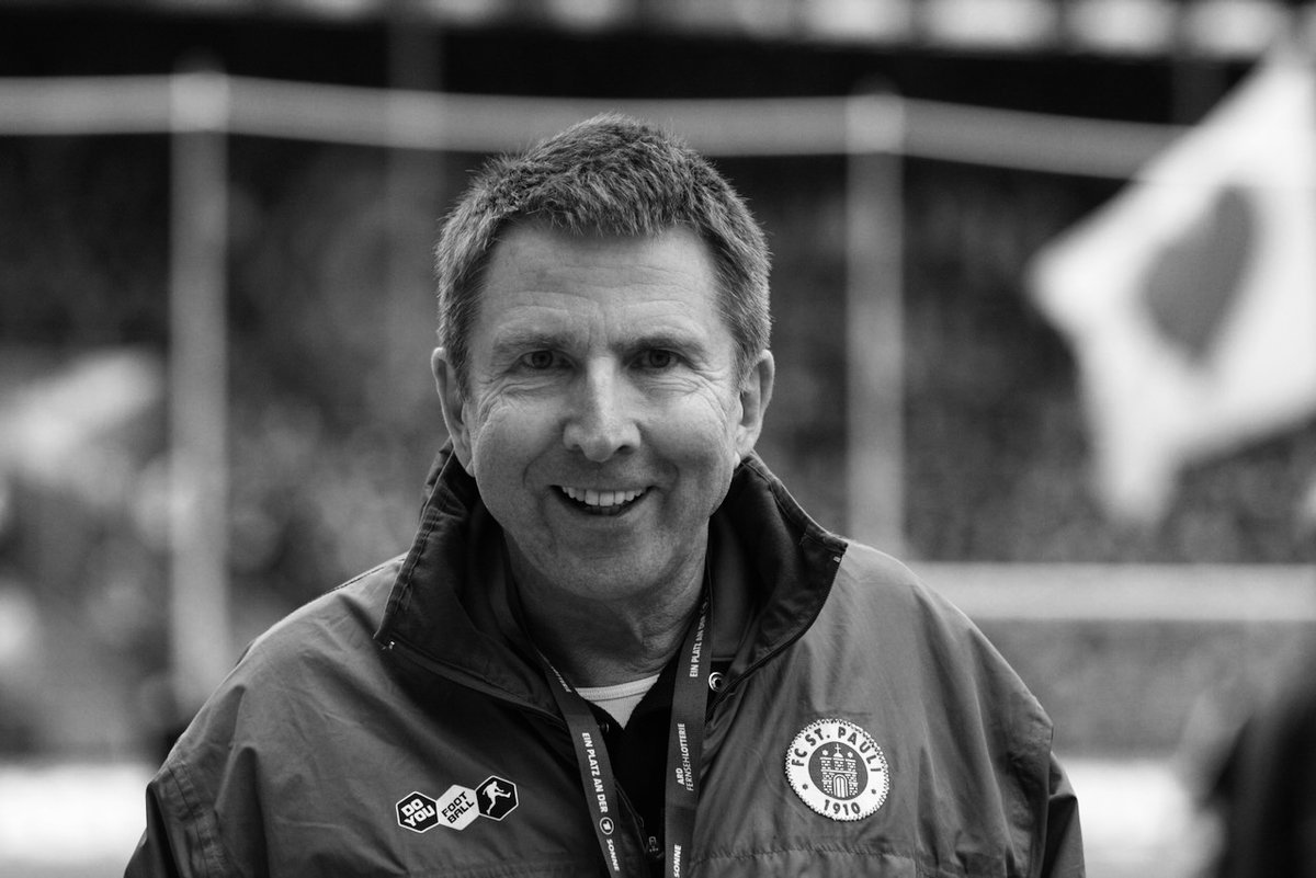 fcstpauli's tweet photo. Der FC St. Pauli trauert um seinen langjährigen Stadionsprecher Rainer #Wulff. Mehr als 30 Jahre lang war er "die Stimme vom Millerntor". Heute ist Rainer nach langem Kampf gegen eine Krebserkrankung im Alter von 79 Jahren verstorben.

Ruhe in Frieden, Rainer!

#fcsp https://t.co/EZPQSWIAze