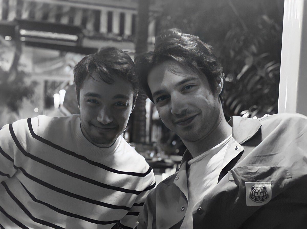 ipekdakak's tweet photo. Prenslerim yine dün akşam bir araya gelmişler😍 iyiki doğdun Mert aşkım nice yaşların olsun
#BurakDakak #MertYazıcıoğlu https://t.co/yST29VRwaR