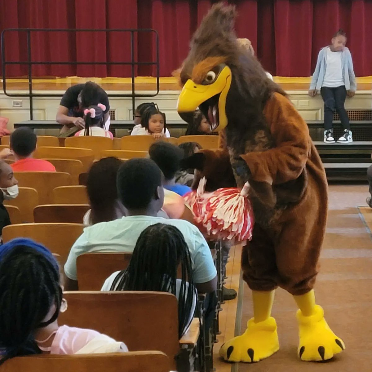 Harlan_Elem's tweet photo. Hawkie Hugs and High-Fives at the Pep Rally as we prepare for the upcoming MAP testing.
#LaughterAndLearning #HarlanHawks #WatchMeSoar #BSDK5Kids #BSDPride https://t.co/pluLFU8EKw