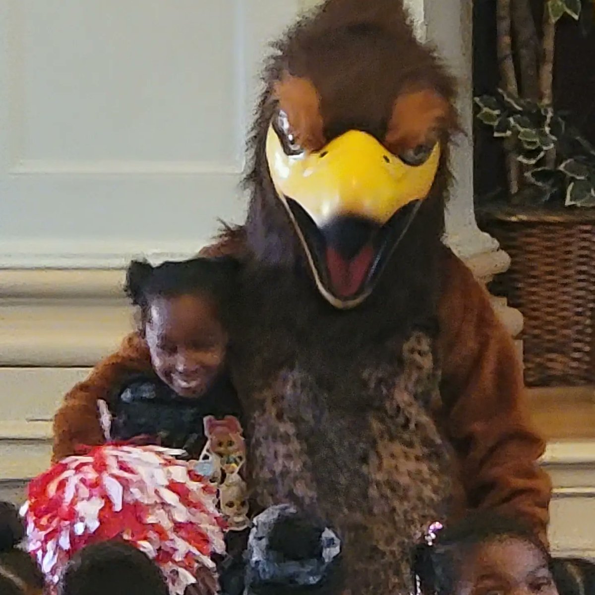 Harlan_Elem's tweet photo. Hawkie Hugs and High-Fives at the Pep Rally as we prepare for the upcoming MAP testing.
#LaughterAndLearning #HarlanHawks #WatchMeSoar #BSDK5Kids #BSDPride https://t.co/pluLFU8EKw