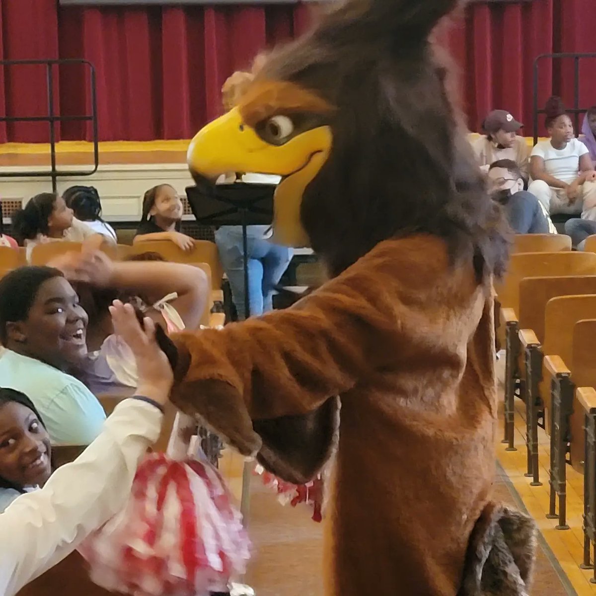 Harlan_Elem's tweet photo. Hawkie Hugs and High-Fives at the Pep Rally as we prepare for the upcoming MAP testing.
#LaughterAndLearning #HarlanHawks #WatchMeSoar #BSDK5Kids #BSDPride https://t.co/pluLFU8EKw