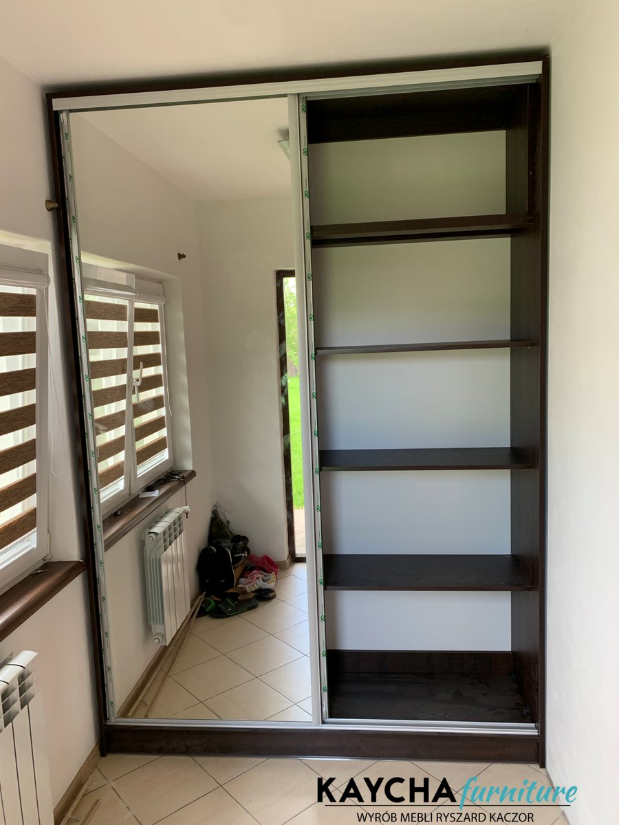 Szafa wnękowa z lustrem.
Zastosowaliśmy płytę laminowaną z firmy @pfleiderer_polska
oraz okucia z firmy @sevroll_system

Zapraszamy do odwiedzenia naszej strony internetowej kaczormeble.pl
#szafa #przesuwna #lustro #meble #wnęka #szafawnękowa #meblenawymiar #wiatrołap