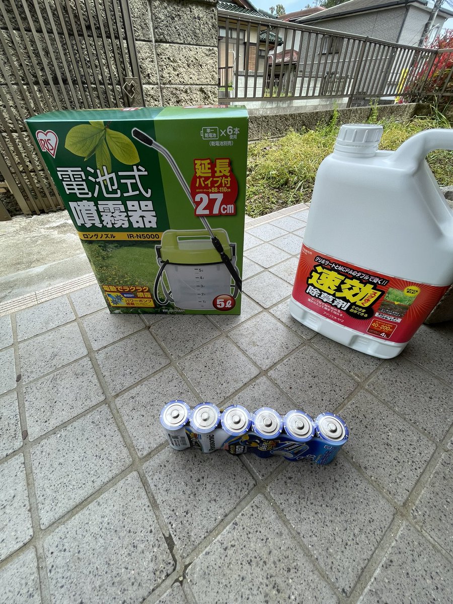 CIA46495's tweet photo. ✅21日目（2号物件）
❣️ガス会社打ち合わせ。（給湯器の入荷が遅れているので設置には時間がかかる）
❣️天井隙間パテ埋め（前回施工漏れ部屋）
❣️除草剤噴霧（アイリスオーヤマ除草���噴霧器¥2829）
#DIY https://t.co/ItJyJNOnj6