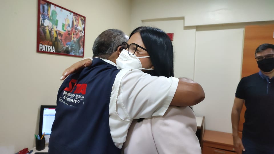 GobiernoAragua_'s tweet photo. (EN FOTOS) Así se realizó la visita de la Gobernadora del estado Bolivariano de Aragua, @Soykarinacarpio a las instalaciones del Servicio Tributario de Aragua (SETA) junto al gerente Aníbal Lanz, Superintendente de este organismo. https://t.co/lz5cCzbBGL