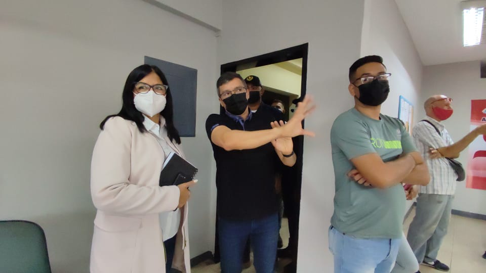 GobiernoAragua_'s tweet photo. (EN FOTOS) Así se realizó la visita de la Gobernadora del estado Bolivariano de Aragua, @Soykarinacarpio a las instalaciones del Servicio Tributario de Aragua (SETA) junto al gerente Aníbal Lanz, Superintendente de este organismo. https://t.co/lz5cCzbBGL
