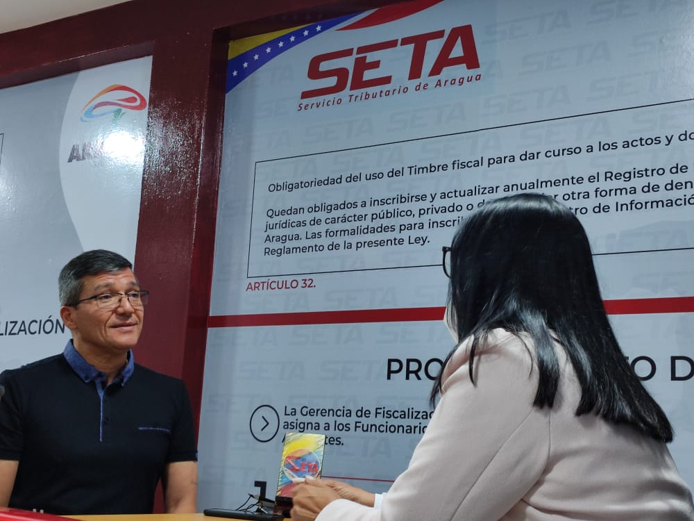 GobiernoAragua_'s tweet photo. (EN FOTOS) Así se realizó la visita de la Gobernadora del estado Bolivariano de Aragua, @Soykarinacarpio a las instalaciones del Servicio Tributario de Aragua (SETA) junto al gerente Aníbal Lanz, Superintendente de este organismo. https://t.co/lz5cCzbBGL