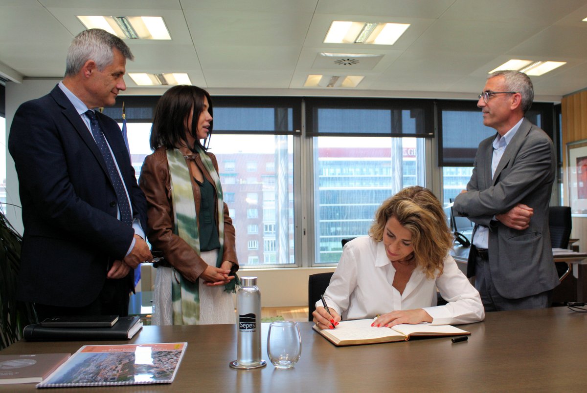 Casa47gob's tweet photo. 📸 La ministra @raquelsjimenez se ha interesado por los avances de las actuaciones que #Sepes está desarrollando en materia de #vivienda para el alquiler asequible, durante su visita a nuestras oficinas. https://t.co/KD2SlK7ue8