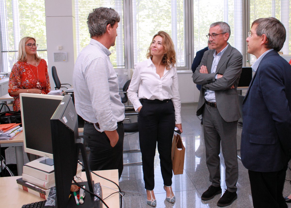 Casa47gob's tweet photo. 📸 La ministra @raquelsjimenez se ha interesado por los avances de las actuaciones que #Sepes está desarrollando en materia de #vivienda para el alquiler asequible, durante su visita a nuestras oficinas. https://t.co/KD2SlK7ue8