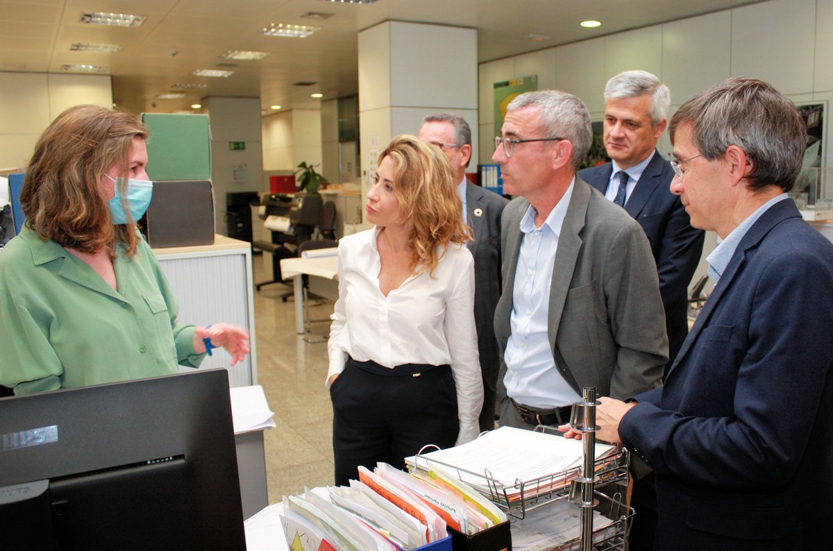 Casa47gob's tweet photo. 📸 La ministra @raquelsjimenez se ha interesado por los avances de las actuaciones que #Sepes está desarrollando en materia de #vivienda para el alquiler asequible, durante su visita a nuestras oficinas. https://t.co/KD2SlK7ue8