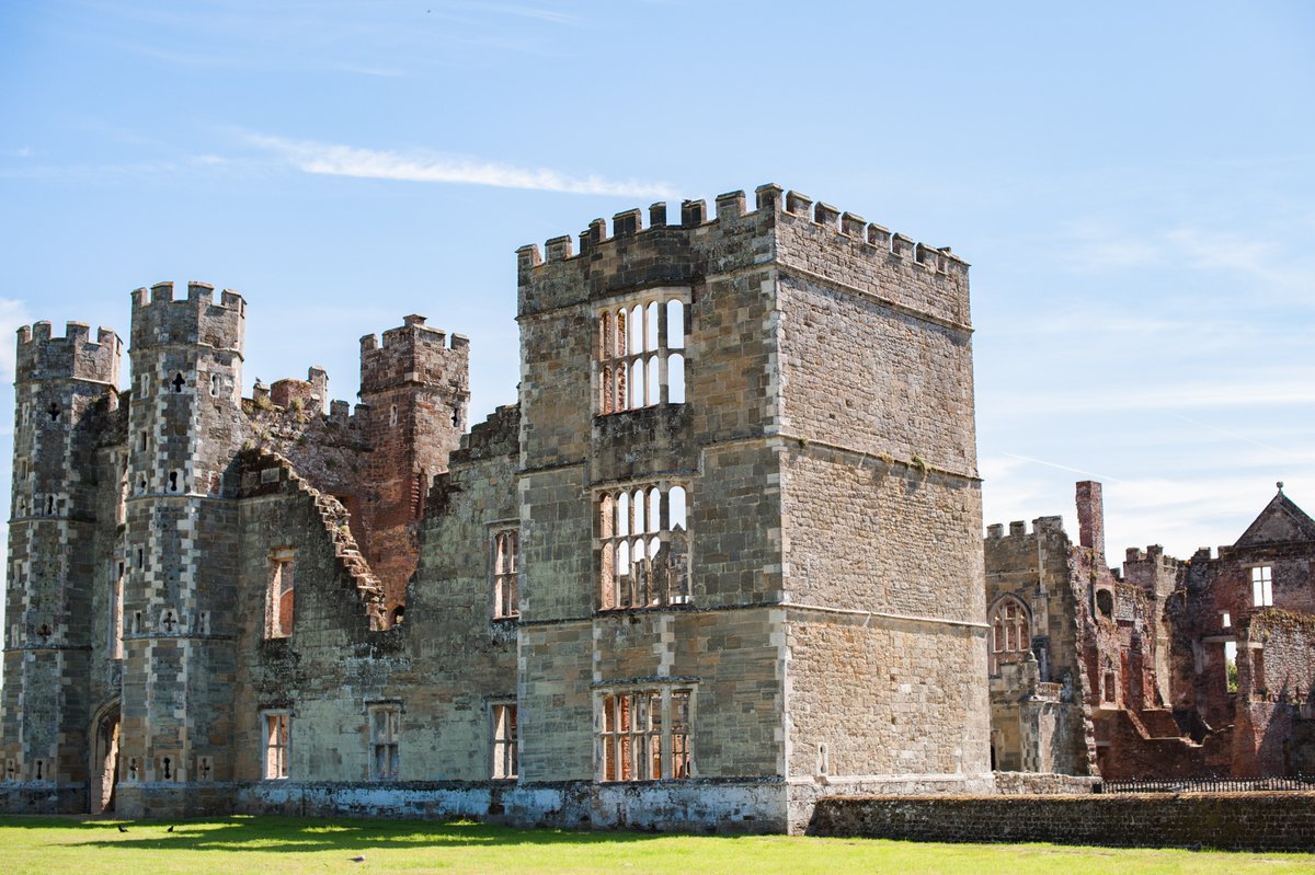 The Tudor Country House talk // Monday 30th May, 
Discover life, clothing and customs during the sixteenth century at Cowdray Ruins. Find out more and book: ow.ly/1OII50J5bum
#cowdrayestate #cowdray #cowdraylife #westsussex #westsussexhistory
