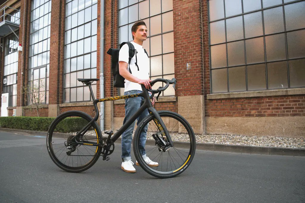 urwahnbikes's tweet photo. URWAHN X ALBERTO: LEIDENSCHAFT MIT EINER EXTRAPORTION INNOVATION

Hier die textilverrückte Hosenschmiede, dort die technologieverliebte Bike-Schmiede.
Gemeinsam bringen wir ein Gravel E-Bike in das Gelände, das sich nicht nur sehen lassen kann, sondern neue Maßstäbe setzt. https://t.co/OAPM40prnO