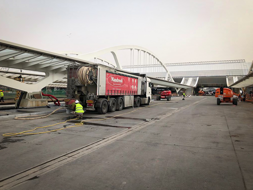bel_group's tweet photo. De chapewerken lopen als een trein voor ons departement Mandreoli in het gloednieuw station te Bergen. 

Les travaux de chape se déroule comme sur des roulettes pour notre département Mandreoli dans la toute nouvelle station de Bergen.

#mandreoli #carrobelgroup #stationbergen https://t.co/VbgMQpkabi