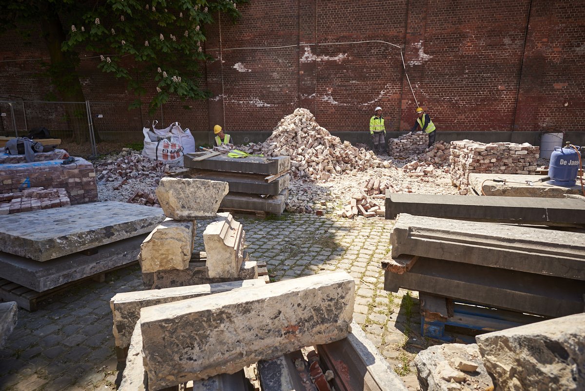 🚧‍ La récupération de matériaux sur le site de <a href="/Usquarebrussels/">Usquare.brussels</a> en vue de leur réutilisation sur place a été mise en exergue lors d’une visite du chantier organisée par la SAU, l’ULB et la VUB.
#architecture #construction #Bruxelles