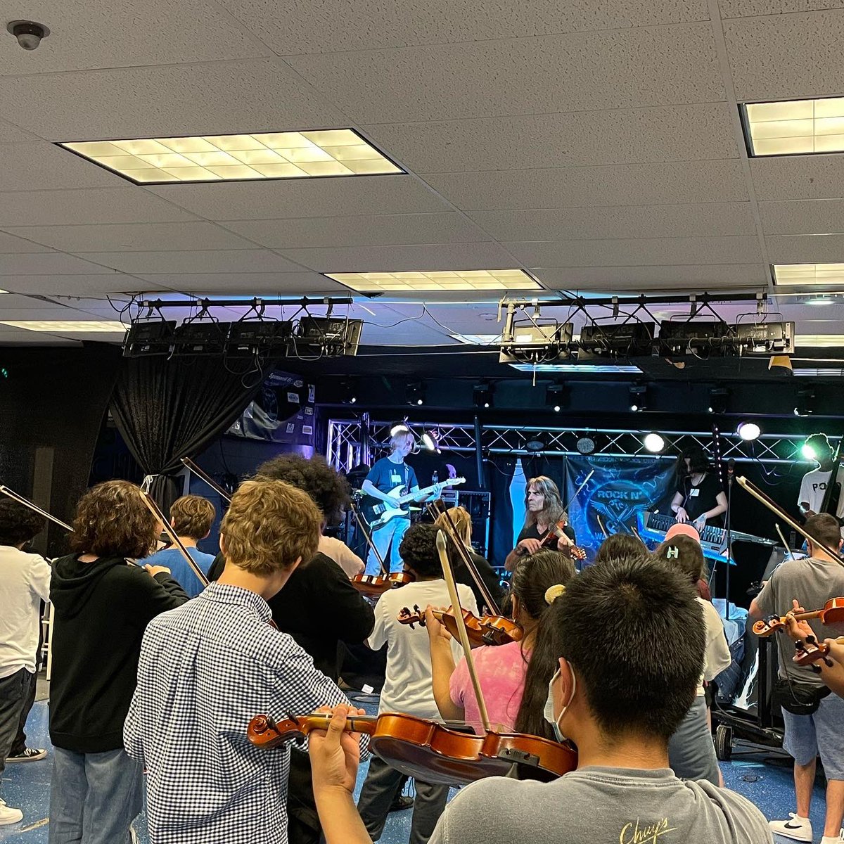 Yesterday the Westport Rockin Warhawks had their first rehearsal with Mark Wood for their concert today at Iroquois Amphitheater! These kids work so hard 💪🏻 Go Warhawks!