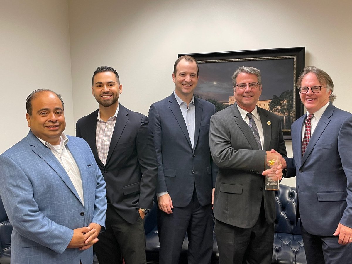txlegeobesity's tweet photo. This morning, we were finally able to present our 2021 Legislative Champion Award to @electcharles in person! Thank you, Senator, for your leadership during the 87th Session on #SB224 to help seniors access nutritious foods and fight hunger! #txlege https://t.co/ZCXmfMNcBT