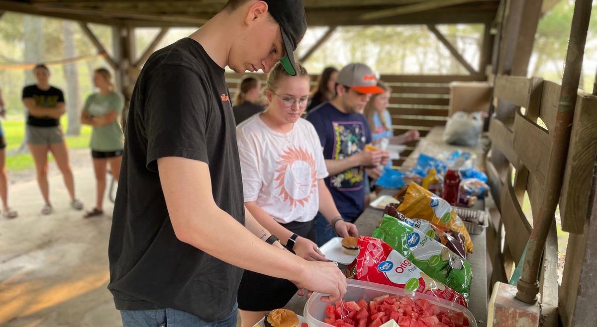 WBurgAmbassador's tweet photo. 🏕 RETREAT 🏕

Last night the current Ambassadors and the new Ambassadors had a retreat to get to learn more about each other! There was a grill out, a water balloon race, and some situational skits! It was a great time had by all! https://t.co/YKm3jYsqdy