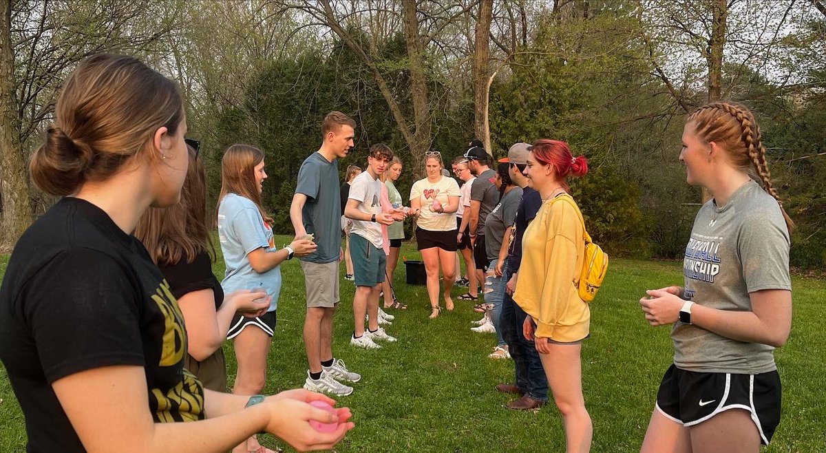 WBurgAmbassador's tweet photo. 🏕 RETREAT 🏕

Last night the current Ambassadors and the new Ambassadors had a retreat to get to learn more about each other! There was a grill out, a water balloon race, and some situational skits! It was a great time had by all! https://t.co/YKm3jYsqdy
