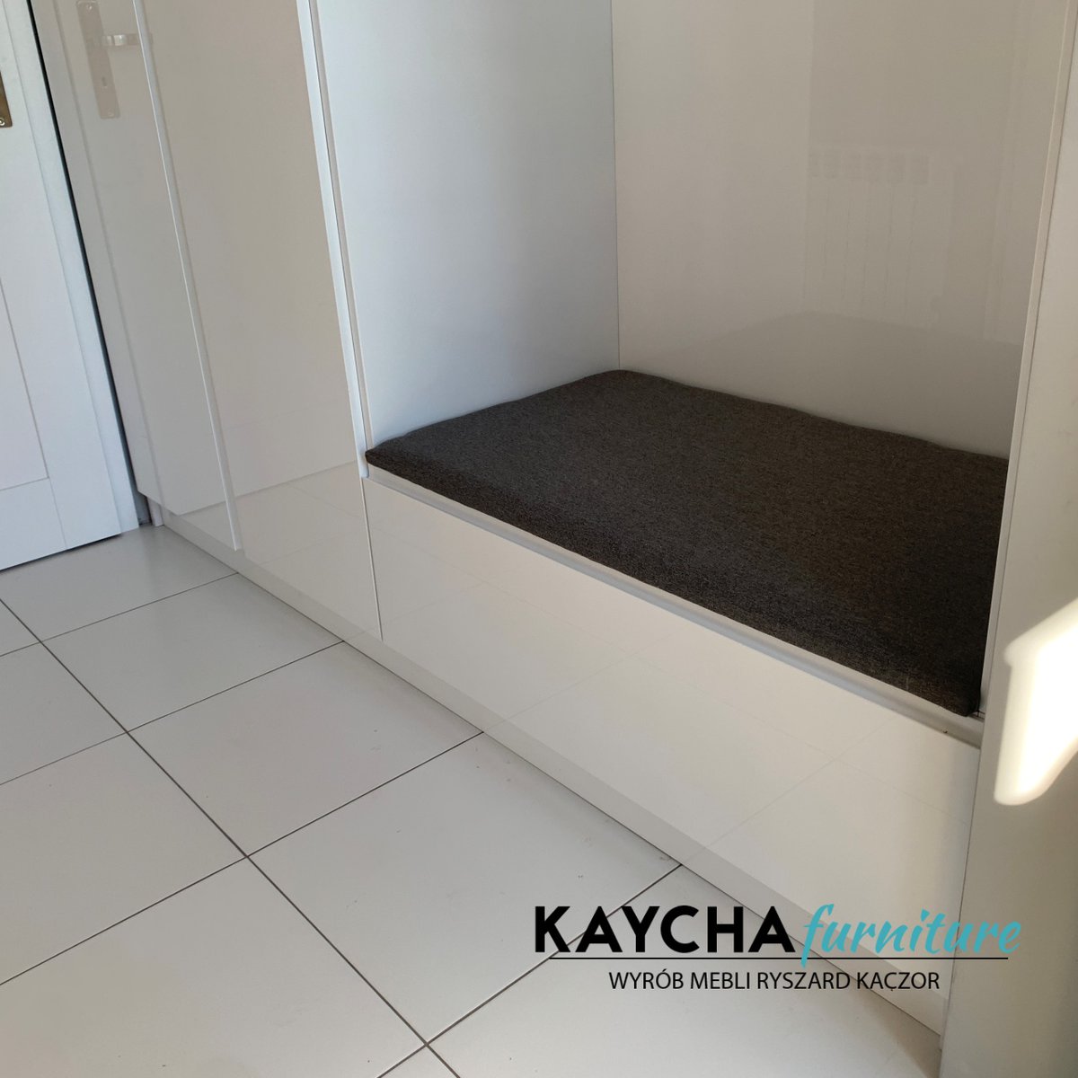 Szafa wnękowa w wiatrołapie. Fronty z frezowanym uchwytem lakierowane na wysoki połysk.

Zapraszamy do odwiedzenia naszej strony internetowej kaczormeble.pl
#szafa #przesuwna #lustro #meble #wnęka #szafawnękowa #meblenawymiar #wiatrołap #ganek #meblenazamowienie #radom