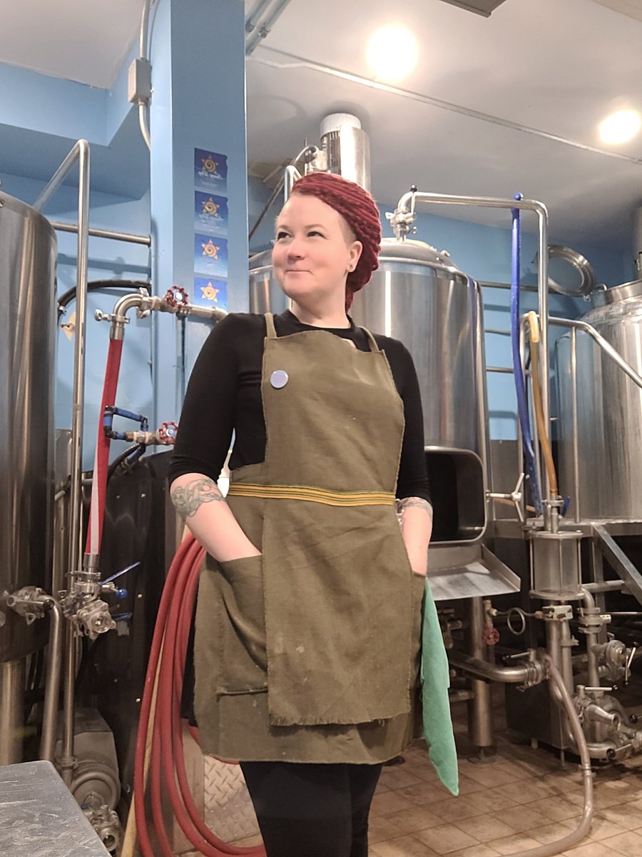 BrewforScience's tweet photo. I sewed myself a brewery apron! Because a) not all my outfits have pockets; b) I always need something to dry my hands on; and c) I spray myself with water entirely too often.

#beer #brewing #craftbeer #phdlife #sewing #breweryhacks https://t.co/sdaWkawDji