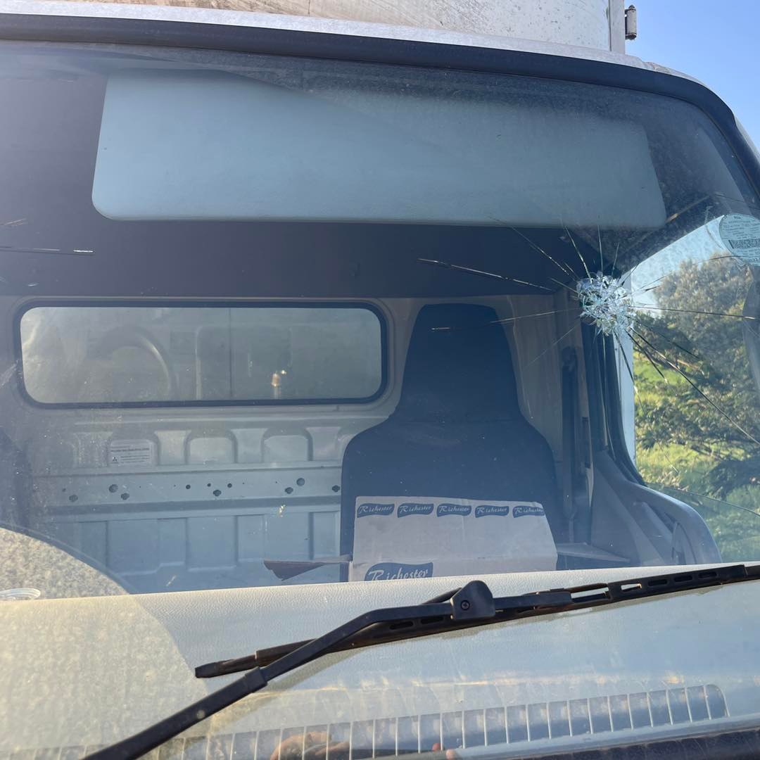 _ArriveAlive's tweet photo. Driver sustains gunshot on the N2 South Umhloti, KZN  https://t.co/qNTSP1LYb6 

#ArriveAlive #Shooting @Medi_Response https://t.co/rcUEQ7v7e7