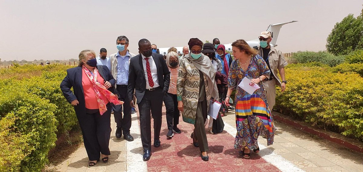 UNITAMS's tweet photo. إلتقت نائبة الممثل الخاص للأمين العام، منسقة الشؤون الإنسانية في #السودان، السيدة خاردياتا لو ندياي، ووفد من رئاسة الامم المتحدة، بوالي شمال #دارفور، نمر عبد الرحمن، في مدينة الفاشر وبحثوا الأوضاع الإنسانية والأمنية وقضايا التنمية؛ والتعاون بين وكالات الأمم المتحدة وسلطات الولاية https://t.co/s2jRzehykg