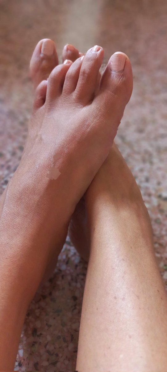 yolucecita's tweet photo. Buenas mis twitteros, parece blanco pero no lo es. En una de cambio color porque ajá, tocó
🥰😉💅🏼🤭 🤪🦶👠👡🚬⚘
#FotoPies #NewColor #pieslindos #Pies #Renovandoando #ColorPiel #colorcarne #FelizMiercoles #FelizOmbligo https://t.co/yRxp8a8EAj