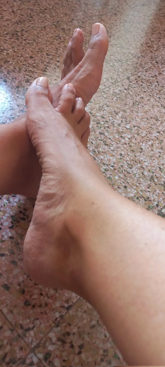 yolucecita's tweet photo. Buenas mis twitteros, parece blanco pero no lo es. En una de cambio color porque ajá, tocó
🥰😉💅🏼🤭 🤪🦶👠👡🚬⚘
#FotoPies #NewColor #pieslindos #Pies #Renovandoando #ColorPiel #colorcarne #FelizMiercoles #FelizOmbligo https://t.co/yRxp8a8EAj