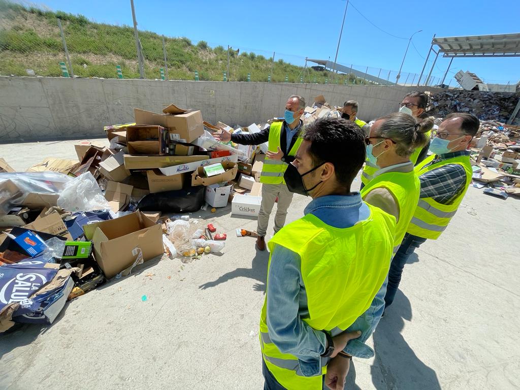 LorcaLimusa's tweet photo. 🛍Las asociaciones de comerciantes de Lorca, @UNIONDECOMERCI1 y @Codelor_Lorca, vistan el Centro de Gestión de Residuos para conocer de primera mano el tratamiento que #Limusa da a los residuos que generan♻️. https://t.co/Zx5q8k9fZ4