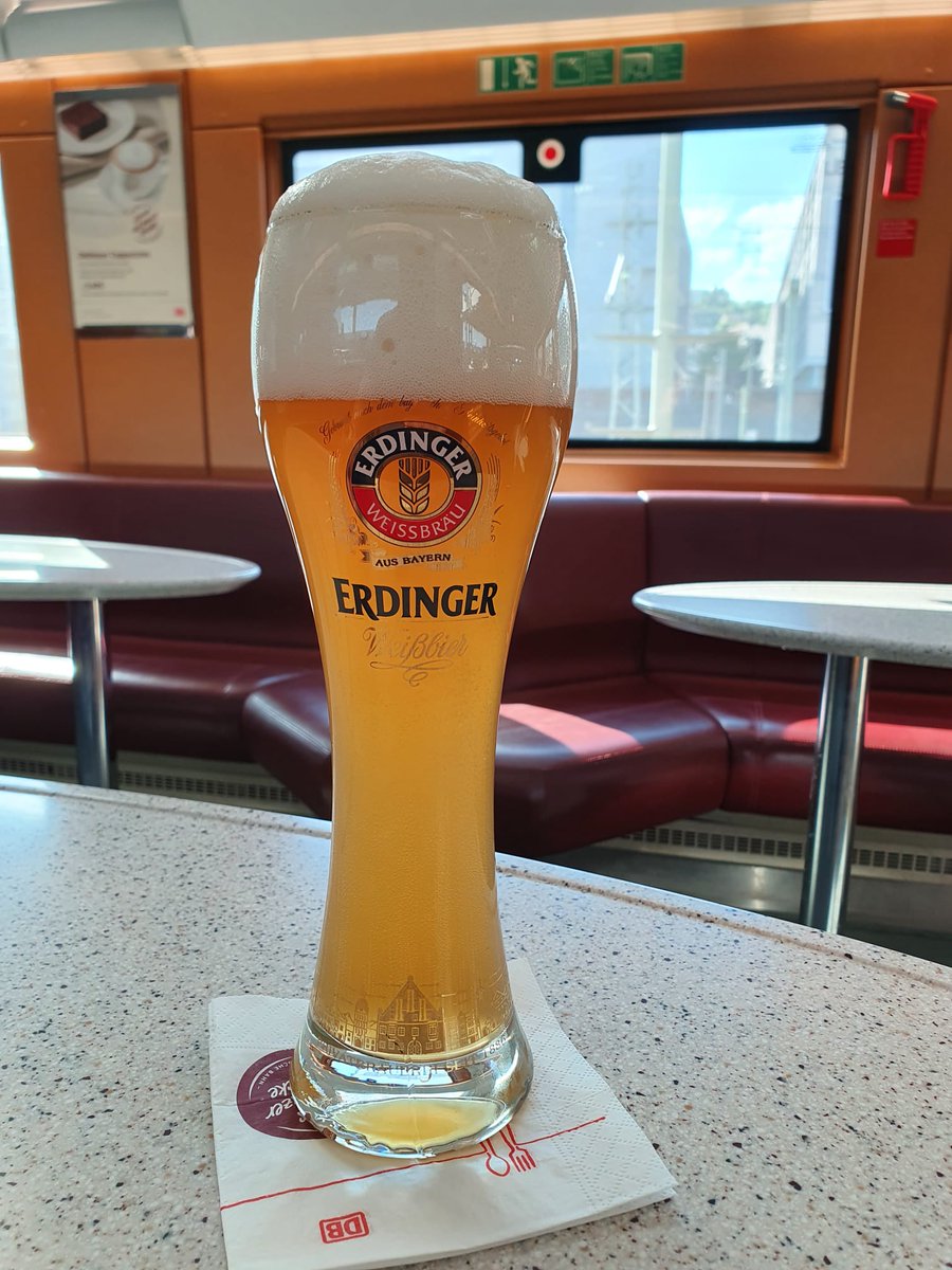 pixeltod's tweet photo. #Bier #Weizen #Hefeweizen #Erdinger #Afterworkbeer #Feierabendbier #bierschmeckt 😀 https://t.co/sLuwBOi8wr