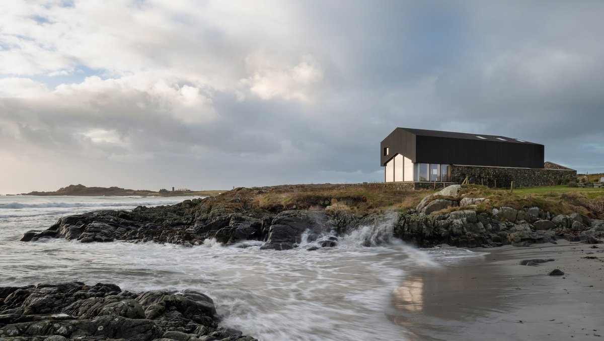 tomravenscroft's tweet photo. Location. Location. Location. Lovely house by @denizenworks within the ruins of a stone cowshed on the isle of Tiree – https://t.co/XrEx6moLCp (via @Dezeen) https://t.co/oPUr0WRMsi