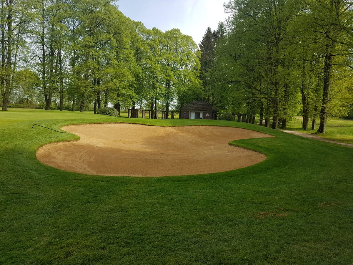 DuraBunker's tweet photo. Another 1st, this one @ GC Hamburg Walddorfer, Germany with Jim Ellis & team on @durabunker & @BunkerMat_com installation - strategic Irrigation ensuring natural turf edges are flourishing even after no rain for nearly 5 weeks!! #perfectedges #Germany #newclient #oldfriends https://t.co/QNVU7q4u65