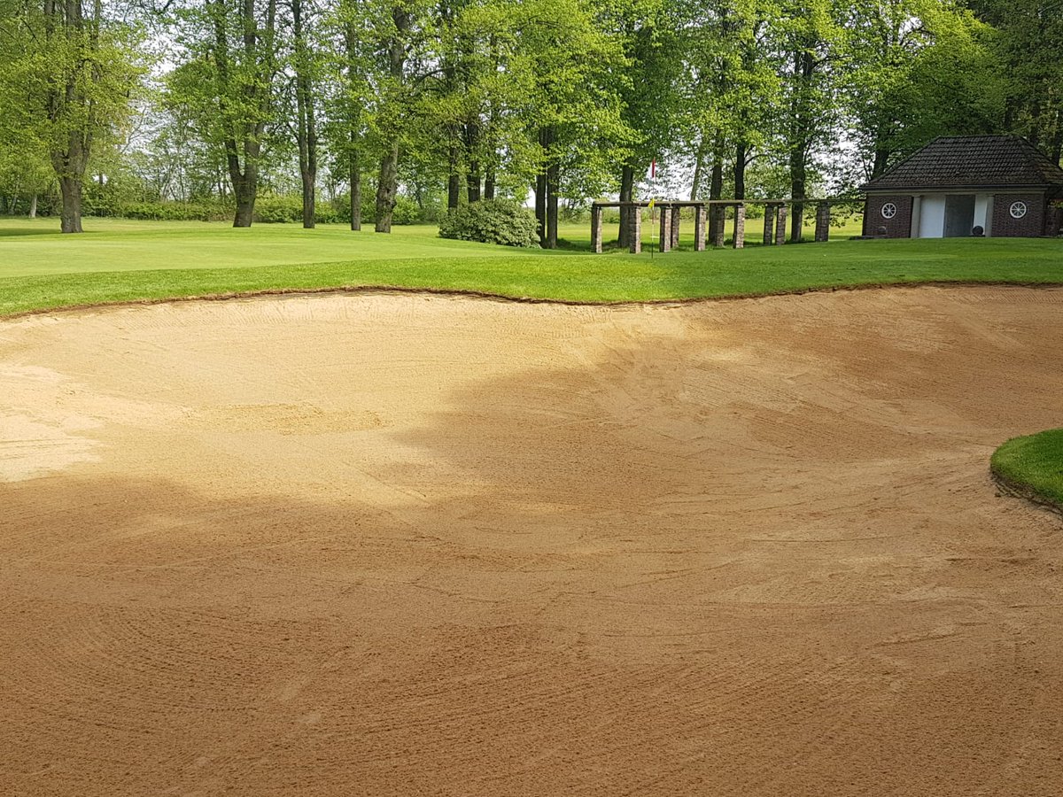 DuraBunker's tweet photo. Another 1st, this one @ GC Hamburg Walddorfer, Germany with Jim Ellis & team on @durabunker & @BunkerMat_com installation - strategic Irrigation ensuring natural turf edges are flourishing even after no rain for nearly 5 weeks!! #perfectedges #Germany #newclient #oldfriends https://t.co/QNVU7q4u65