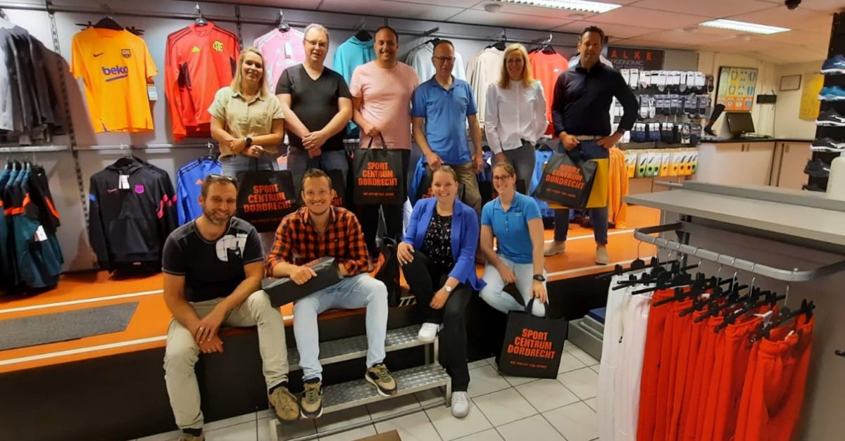 I4YOUtweets's tweet photo. Een aantal collega's lopen volgende week de #verkerkloop en daarom mochten we langs bij Sportcentrum Dordrecht voor nieuwe #sportschoenen. Vervolgens hebben we de dag afgelsoten met een leerzame #pizzasessie waar @Mauritsmes86 en @martinlingstuyl ons meenamen in #microsoftviva https://t.co/Eb5Uv3CDeT