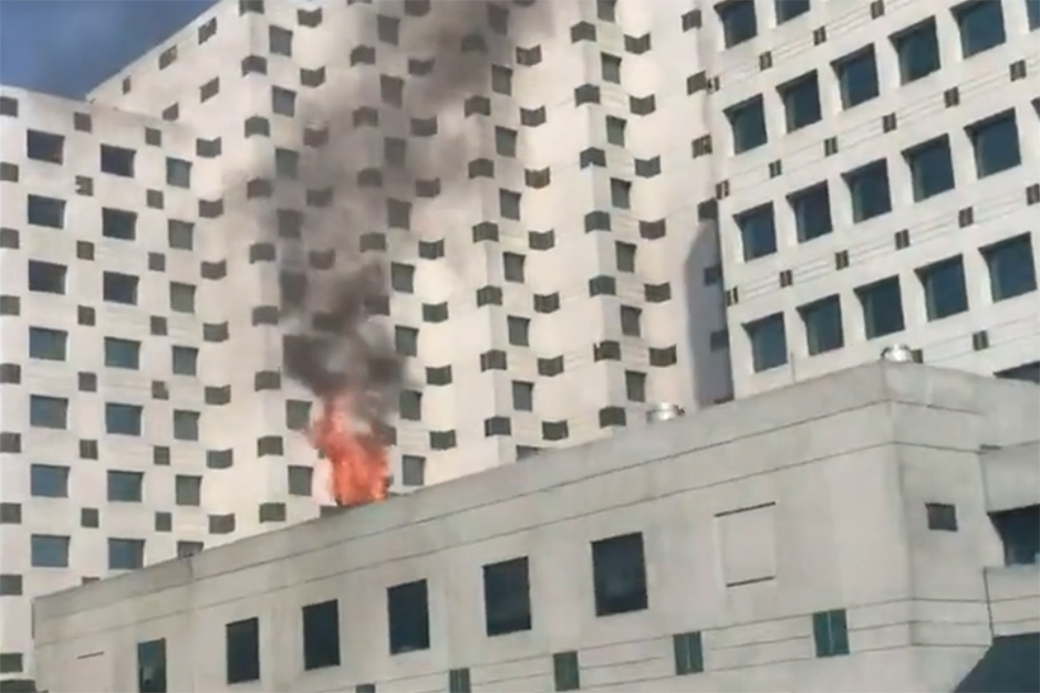soy_502's tweet photo. 🚨 URGENTE ⎮¡Incendio en Tikal Futura! Realizan evacuación de emergencia 

<<VIDEO>> 

Estas son las imágenes del incendio:

https://t.co/B3lpPoVRg1 https://t.co/AgEzloLl0B
