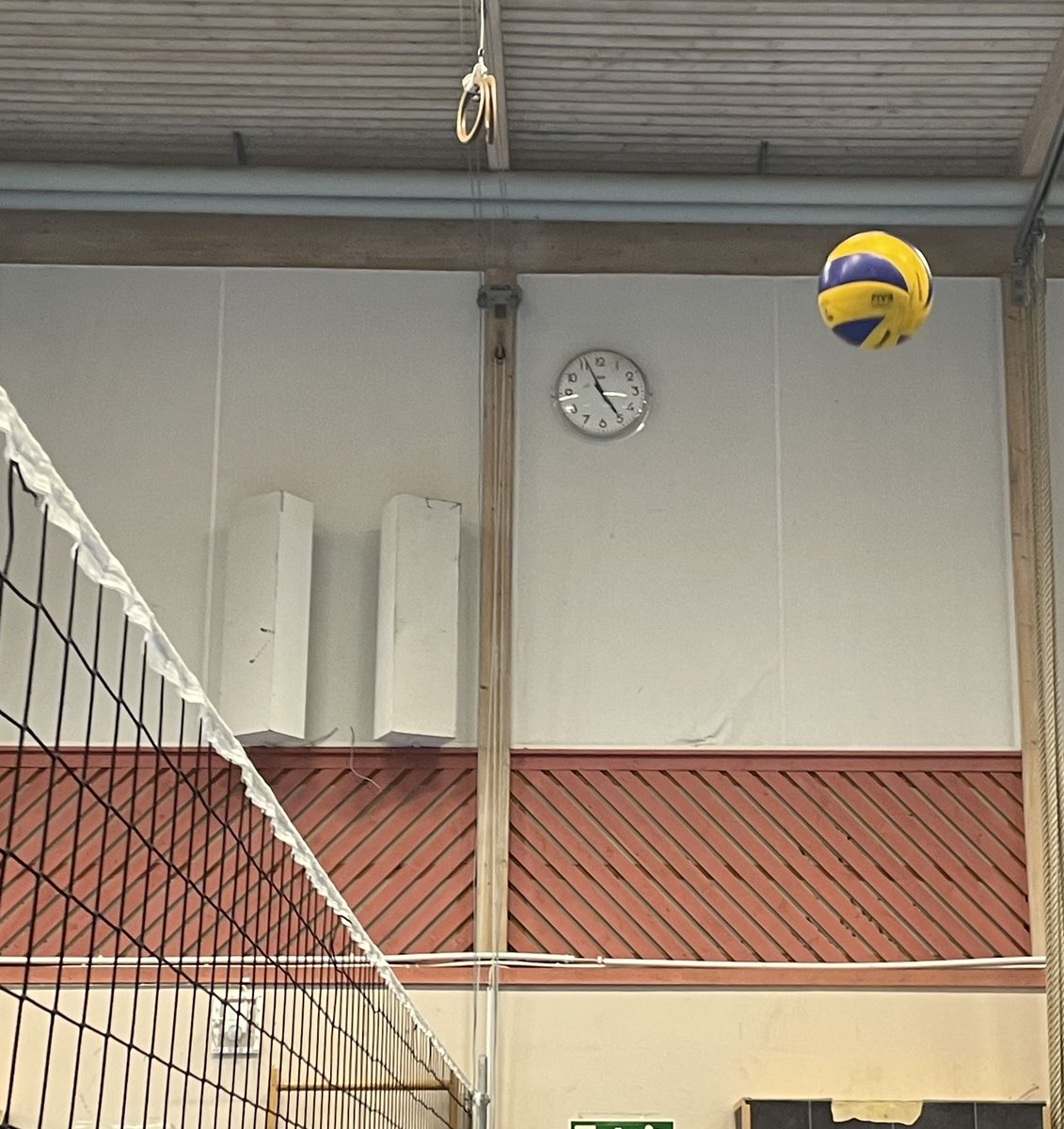 _nicke_nyfiken's tweet photo. Imorgon är det returmatch mellan Runbacka-Väsbyskolan.
Kämpa, träning ger färdighet! 🏐
#Runbacka #SkolIF #solskol https://t.co/uZTOubaNag