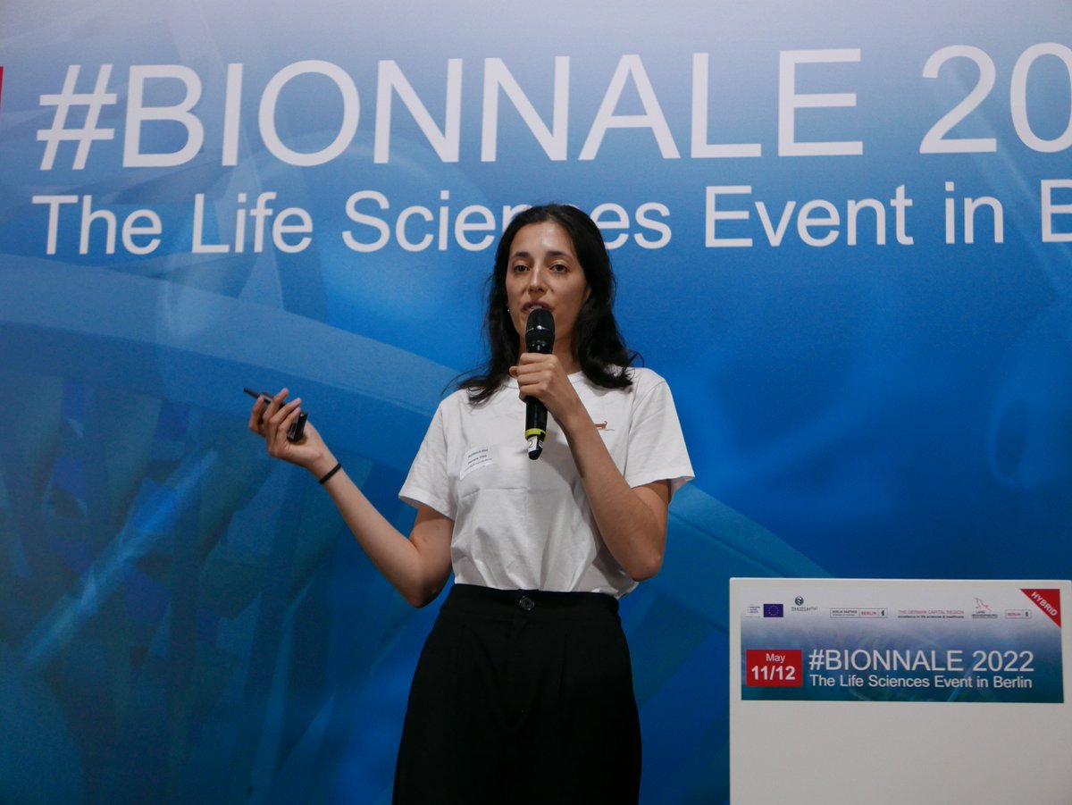 vfapharma's tweet photo. Der Körper kann Hilfe gebrauchen, um Knochen zu heilen. Doch welche, hängt vom individuellen Stoffwechsel ab, berichtete Daniela Dias von @ChariteBerlin &amp; @berlininnovation für den #BIONNALE #SpeedLectureAward 2022 von @HealthCapitalBB und #vfabio @vfapharma. https://t.co/iCGZtvoq0O