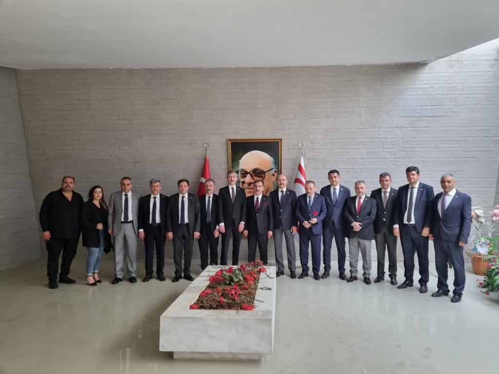 Kıbrıs davasının efsane ismi, büyük devlet adamı KKTC Kurucu Cumhurbaşkanı merhum Rauf Raif Denktaş'ın kabrini ziyaret ettik. Emanetine her daim sahip çıkacağız. Kabri nur mekânı cennet olsun..