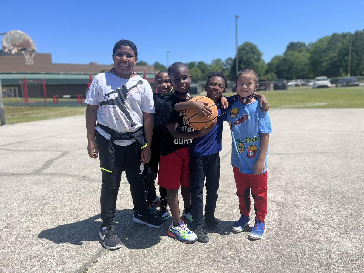 CallisonMadsen's tweet photo. We are #Bettertogether at HEC! 

@hecorleyelem #HECmontessori #HECleads #d5heartwork #montessori #teach #teacher #education https://t.co/AllqVYZUSp