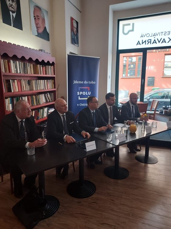 TOP09Ostrava's tweet photo. Dnes jsme se zástupci ODS a KDU-ČSL podepsali koaliční smlouvu pro volby do zastupitelstva města Ostravy.

Jdeme do voleb SPOLU.

Kandidátem SPOLU na primátora je Jan Dohnal a volebním leaderem TOP 09 pak Petr Psotka.

https://t.co/mAR9v6c8dj... https://t.co/sI09ZjCMAc