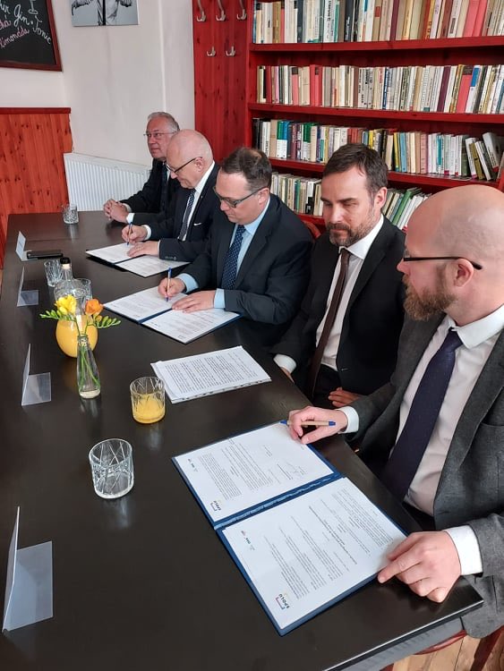 TOP09Ostrava's tweet photo. Dnes jsme se zástupci ODS a KDU-ČSL podepsali koaliční smlouvu pro volby do zastupitelstva města Ostravy.

Jdeme do voleb SPOLU.

Kandidátem SPOLU na primátora je Jan Dohnal a volebním leaderem TOP 09 pak Petr Psotka.

https://t.co/mAR9v6c8dj... https://t.co/sI09ZjCMAc