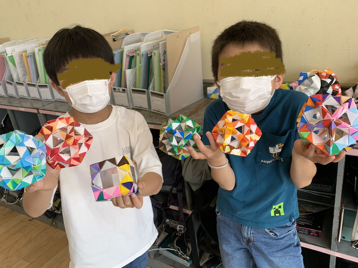 susumerukai's tweet photo. 【会員の実践より】
おりがみキューブ（小学４年生）

１枚のおりがみでつくる部品（ユニット）を折り、組み、多面体をつくります。折っているうちに、より早く、より正確に指が動くようになります。

夢中になっておりがみを折り続ける４年生。微笑ましい姿です。

#教育 #図工 #ユニットおりがみ https://t.co/OiAg2USOtN