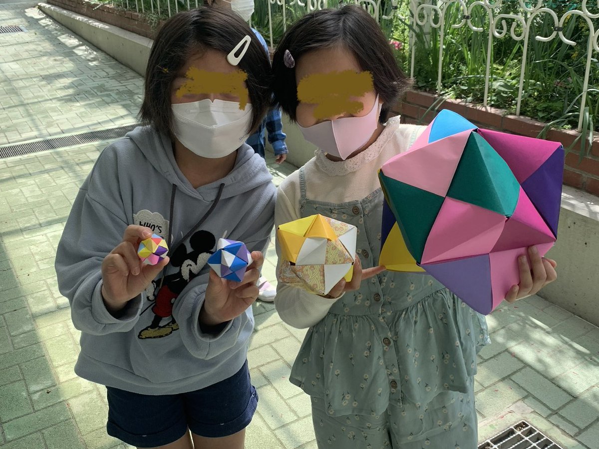 susumerukai's tweet photo. 【会員の実践より】
おりがみキューブ（小学４年生）

１枚のおりがみでつくる部品（ユニット）を折り、組み、多面体をつくります。折っているうちに、より早く、より正確に指が動くようになります。

夢中になっておりがみを折り続ける４年生。微笑ましい姿です。

#教育 #図工 #ユニットおりがみ https://t.co/OiAg2USOtN